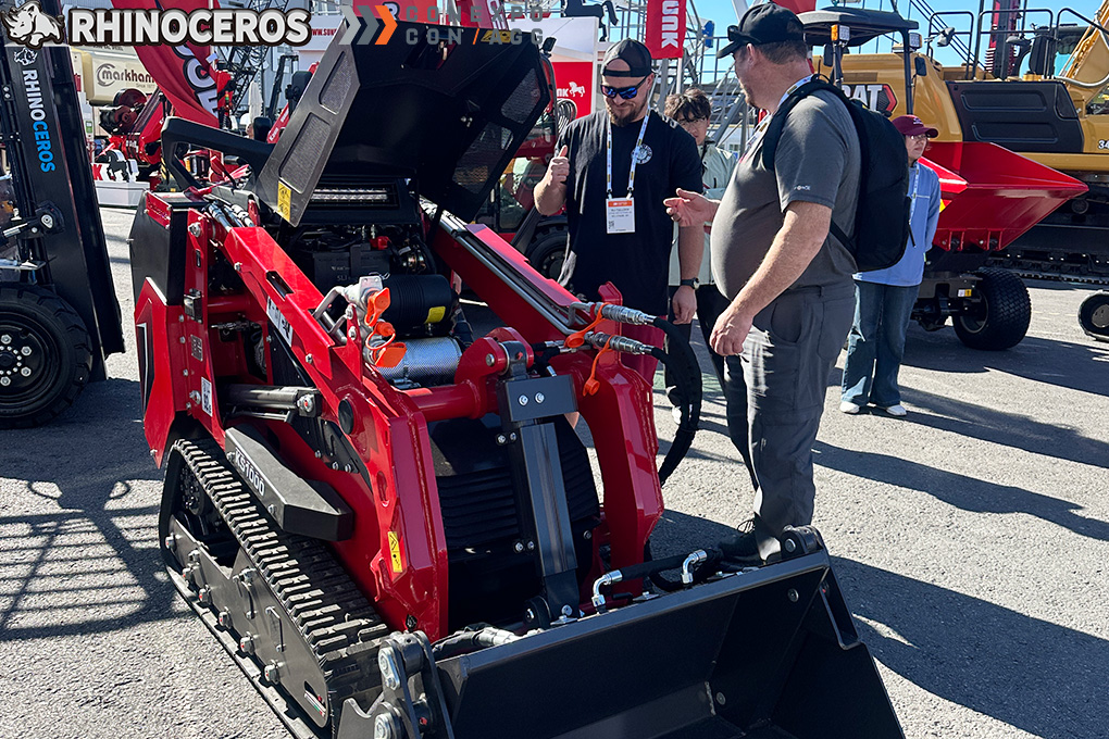 Rhinoceros KS1000 滑移装载机和 KS627 叉车在 2026 年 CONEXPO 展会上吸引了众多参观者。