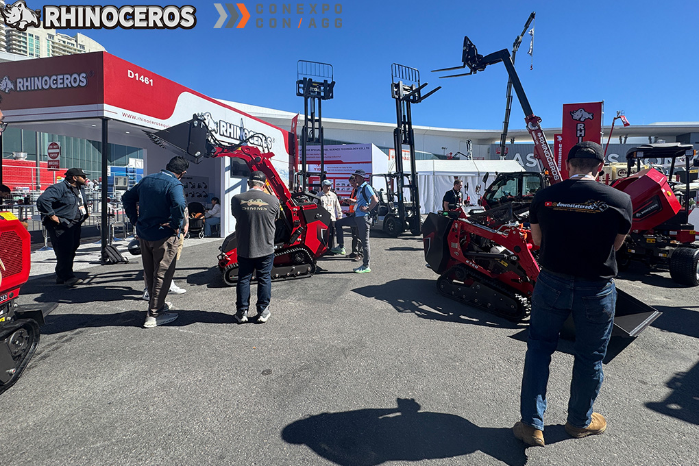 Rhinoceros工程机械展位亮相2026年CONEXPO CON AGG展会，展出挖掘机和装载机。